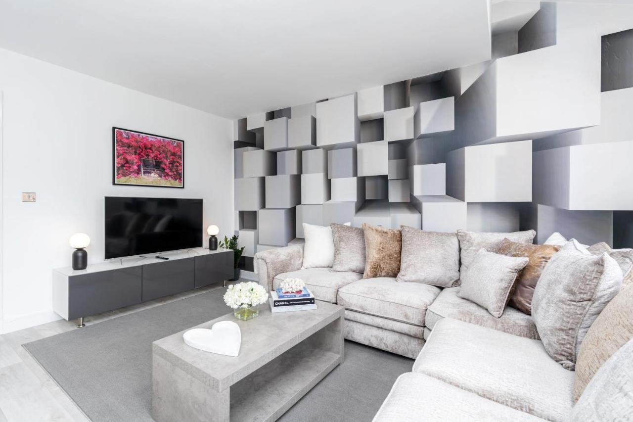 Walking Distance To Centre, Close To Hospitals And Universities *