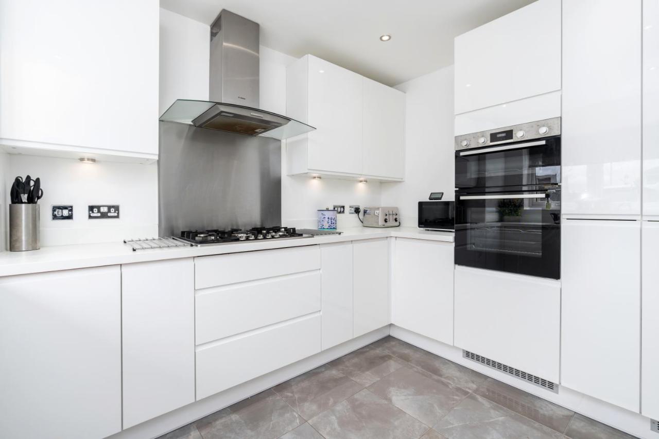 Walking Distance To Centre, Close To Hospitals And Universities *