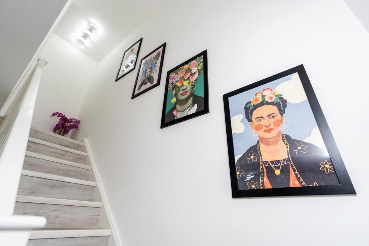 Walking Distance To Centre, Close To Hospitals And Universities *